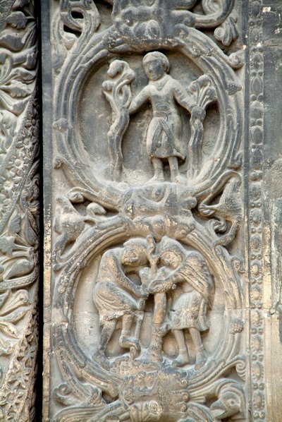 Gotische kunst: Piedroit van de rechterpoort van de westelijke gevel van de Basiliek van Saint Denis die het werk van de velden voorstelt: April (boven) en Maart (onder). Saint-Denis, Frankrijk door School French