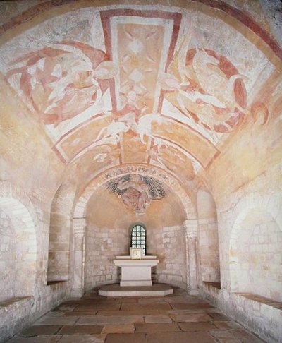 De crypte, uit de eerdere kerk van 1030, met fresco