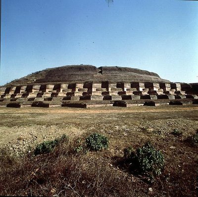 Uitzicht op de Nandangarh Stupa, waarvan wordt aangenomen dat deze de as van Boeddha bevat door School Indian