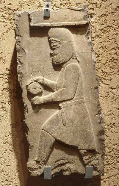 Een Mede aan het Koninklijk Hof van Persepolis met een bedekte vaas, Achaemenid door School Iranian