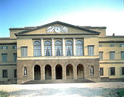 Uitzicht op de gevel door School Italian