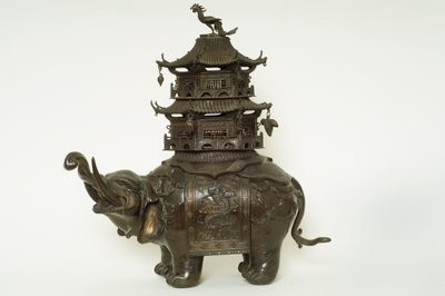 Beeld van een olifant met een howdah doek, uitgebreide singel en een pagode gebouw door Japanese School