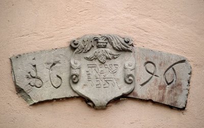 Het steegje van de Joden in Obernai (67). Plaatsen van aanbidding: inscriptie met een Hebreeuwse datum en de overeenkomstige datum van de christelijke jaartelling: 1696. Een synagoge zou naar verluidt twee jaar na de toestemming van Intendant La Grange zij door School Jewish