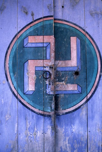 Symbool van het boeddhisme op een van de poorten van de tempel "Tongdosa" in de regio Pusan, Korea. door School Korean