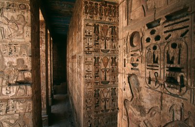 Dodenstad van Ramses III. Detail van zuilen en muren met figuren en hiërogliefen door R. and Smith Simkin