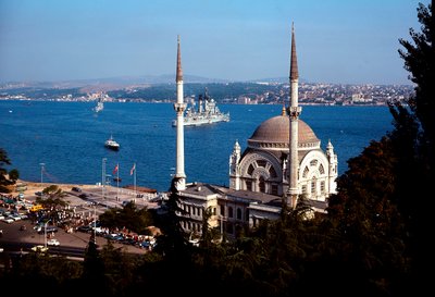 Ottomaanse architectuur: uitzicht op de Dolmabahce-moskee aan de Bosporus door School Ottoman