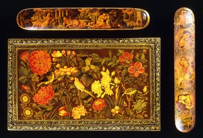 Twee Qajar lak papier mache qalamdans en een Zand spiegelkist door School Persian