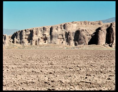 Uitzicht op de Necropolis en de Vier graven van Achaemenidische koningen, van links naar rechts, Arius II, Artaxerxes I en Darius I de Grote door School Persian