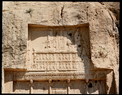 Uitzicht op de Necropolis en het graf van Darius I de Grote met reliëf dat hem toont terwijl hij de zon eert door School Persian