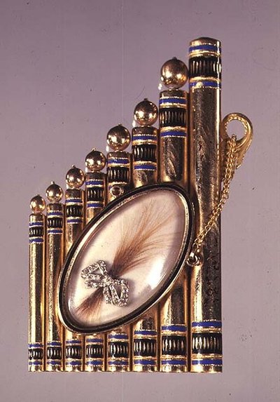 Gouden hanger met emaildecoratie en een medaillon met een haarlok in een met diamanten bezette strik (voorzijde), Russisch, begin 19e eeuw door School Russian