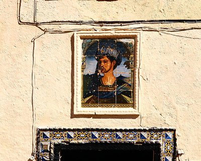 Keramische tegels met het portret van een man buiten het Huis van de Moorse Koning door School Spanish