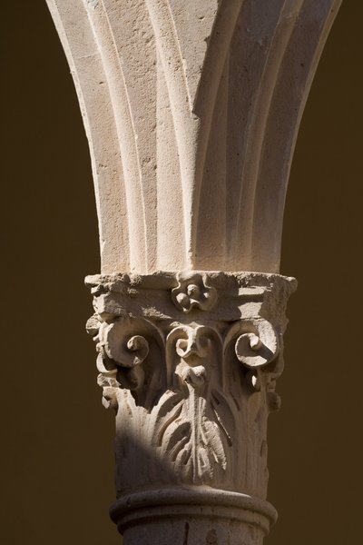 Detail van een zuil in het klooster van het Convent van Santo Domingo door School Spanish