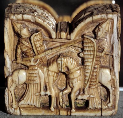 Romaans kunst: schaakstuk dat een gevecht tussen twee ridders voorstelt. Ivoren sculptuur. Uit Spanje door School Spanish