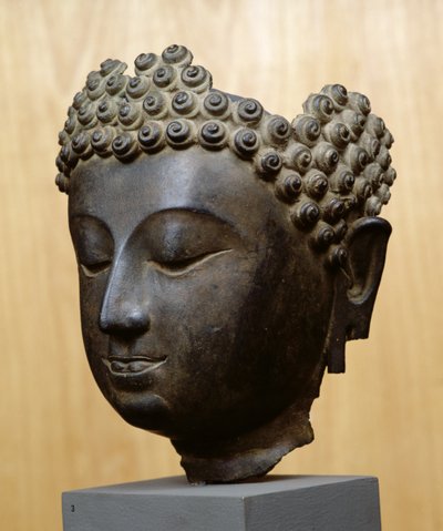 Hoofd van Boeddha die naar beneden kijkt, Lan Na cultuur door School Thai