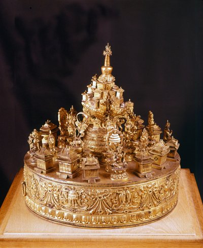 Tibetaanse mandala: zeldzaam stuk in gesculpteerd goudbrons. De mandala is een weergave van het goddelijke kosmos, in het centrum waarvan de berg Merou staat, een berg bekroond door het paleis van de oppergod Indra en omgeven door vier continenten - Musée  door School Tibetan