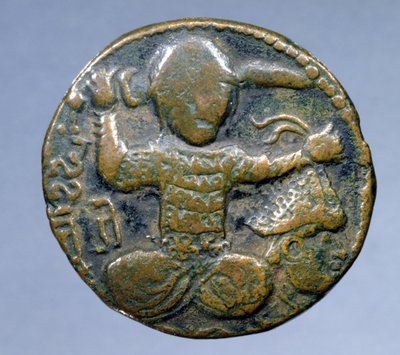 Voorzijde van munt met afgebeelde gehelmde Turk zittend met gekruiste benen, zwaard achter zijn hoofd in rechterhand en gehelmde afgehakte hoofd in linkerhand, geslagen door Husam al-Din Yuluq Arslan (1184-1201) door School Turkish