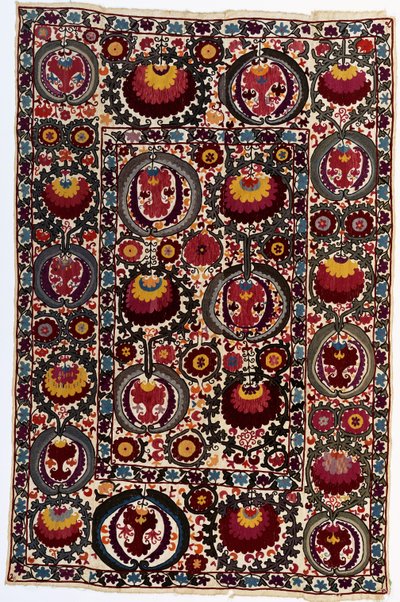 Een susani, de witte linnen ondergrond bewerkt met zijde in levendige tinten, ca. 1900 door School Uzbek
