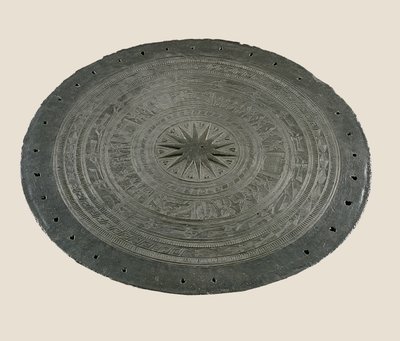Detail van de bovenkant van Dong Son drum, 2e-1e eeuw BC (brons) door School Vietnamese