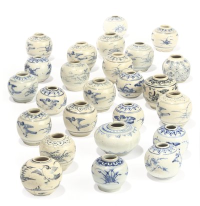 Vijfentwintig Hoi An schat blauwe en witte potjes, laat 15e - begin 16e eeuw door School Vietnamese