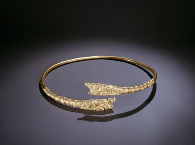 Torque met leeuwen die zwijnen aanvallen aan de uiteinden (goud) door Scythian