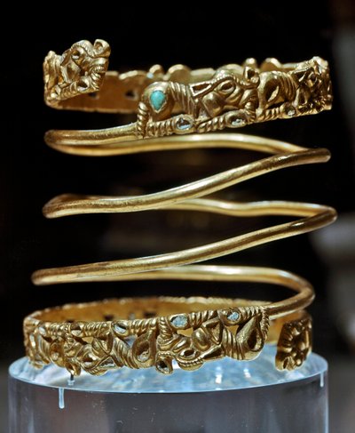 Scythische kunst: gouden en turkooise armband van de Sarmatische stam, 2e eeuw v.Chr. - 3e eeuw n.Chr. Sint-Petersburg, Hermitage Museum door Scythian Scythian