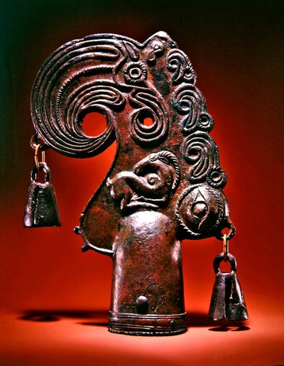 Finial, fantastische vogelkop versierd met dieren, een menselijk oog en bellen door Scythian Scythian