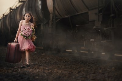 Reis met de trein in een roze jurk door See Plus