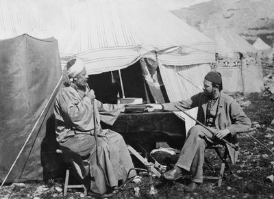 Yakub es Shellaby, presenteert kapitein C. Warren een boek met Samaritaanse gebeden voor de aartsbisschop van York, Samaria District, Palestina, 1867 door Sergeant Henry Phillips