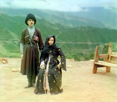 Dagestaanse types – een man met medailles en een dolk en een vrouw in zwarte jurk, Russisch Rijk, tussen 1905 en 1915 door Sergey Prokudin Gorsky
