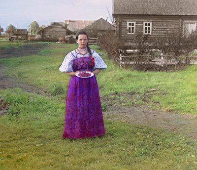 Meisje met aardbeien op een bord, Russisch Keizerrijk, uit 