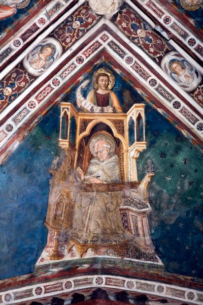 Zicht op het detail van een fresco dat een van de gewelven van de Bovenkerk siert, met de vier doktoren van de Romeinse Kerk: Sint Ambrosius van Milaan en de evangelist Sint Marcus. Gemaakt door de school van Siena uit het begin van de 14e eeuw door Sienese School