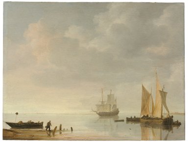 Kustscène met schepen rustend op kalme wateren door Simon Jacobsz. Vlieger