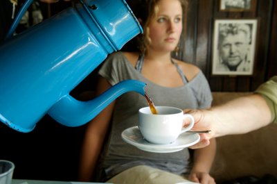 Koffie geserveerd in antieke Deense koffiepot, Arhus, Denemarken, 2022 door Sisse Brimberg
