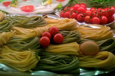 Frankrijk, Parijs: Pasta in etalage op een openbare straat, 2022 (foto) door Sisse Brimberg