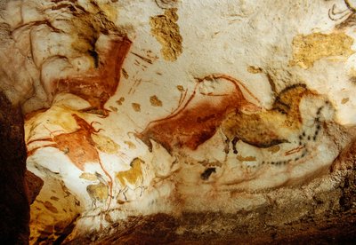 Prehistorische kunstenaars schilderden robuuste paarden op het Plafond van de Axiale Galerij, Lascaux, Frankrijk door Sisse Brimberg