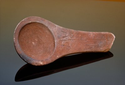 De Lascaux-lamp, gepolijste zandsteen gevonden in de Lascaux-grot. door Sisse Brimberg