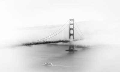 De Golden Gate Bridge in de mist door Songhu Yan