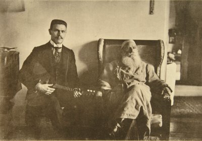 Russische auteur Leo Tolstoy met de balalaika speler Boris Troyanovsky, Rusland, 1909 door Sophia Andreevna Tolstaya