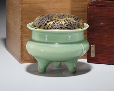 Grote Longquan celadon driepoot wierookbrander met Japanse gedeeltelijk vergulde metalen deksel door Southern Song Dynasty Chinese School