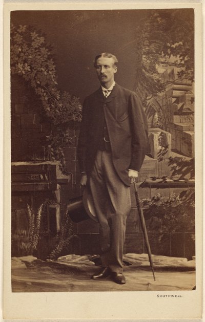 [Ongeïdentificeerde man met snor, met hoge hoed en paraplu, staand]. door Southwell Brothers