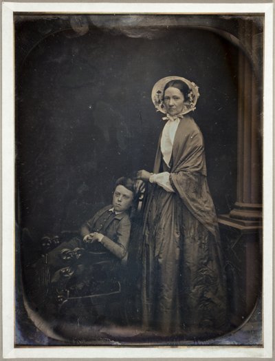 Zonder titel (Een vrouw met kap en sjaal, met haar zittende zoon) door Southworth and Hawes