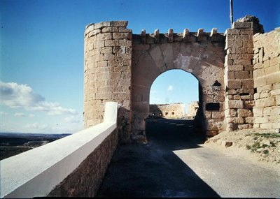 Getande poort naar het kasteel door Spanish School