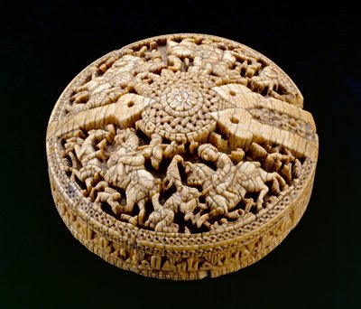 Deksel van een container versierd met vier jagers en dieren, Umayyad periode, 998-999 AD door Spanish School