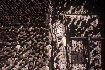 Metalen spikes ingebed in een kasteel deur door Spanish School