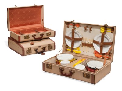 Twee koffers en een picknickmand, Loewe, midden 20e eeuw door Spanish School