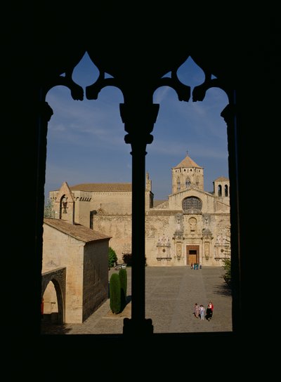 Uitzicht op de kerk binnen het klooster, begonnen in 1161 door Spanish School