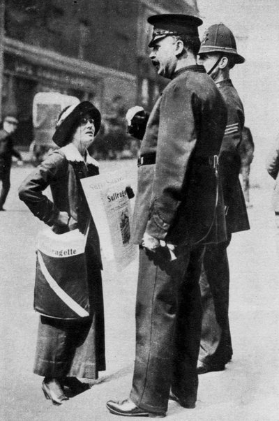 Een suffragette confronteert twee politieagenten, 1913, 1937 door Sport and General