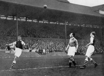 Acrobatiek in een Arsenal v Chelsea wedstrijd op Stamford Bridge, Londen door Sport and General
