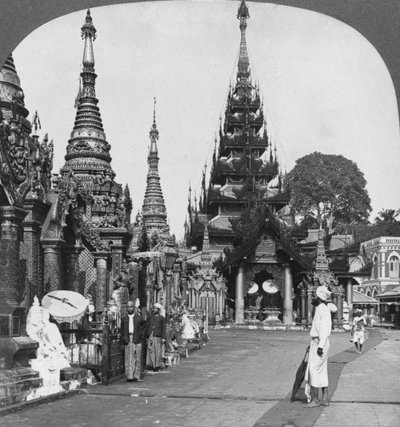 Langs het platform naar de zuidelijke opgang, Shwedagon Pagode, Rangoon, Birma, 1908 door Stereo Travel Co