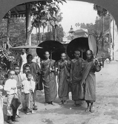 Boeddhistische monniken met parasols en waaiers, Rangoon, Birma, 1908 door Stereo Travel Co